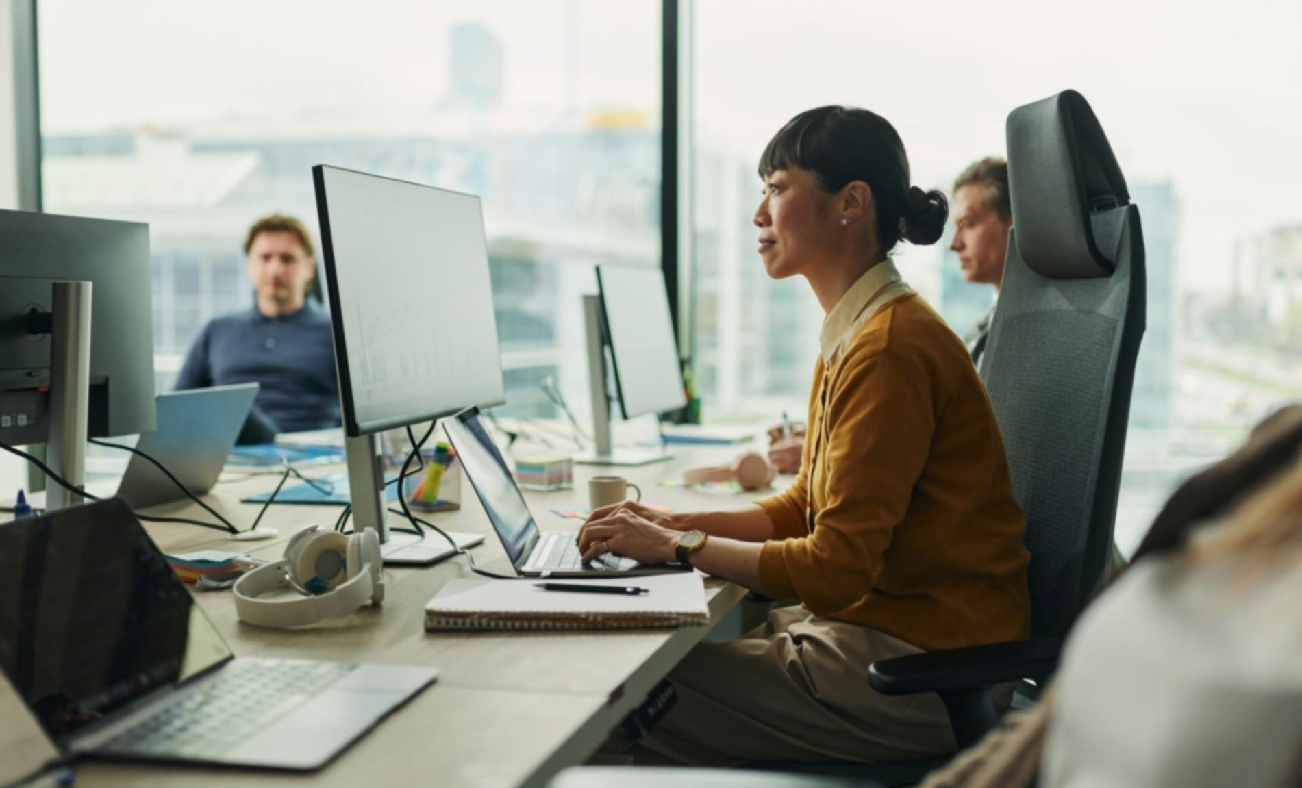 Estudiantes aprendiendo finanzas personales en línea