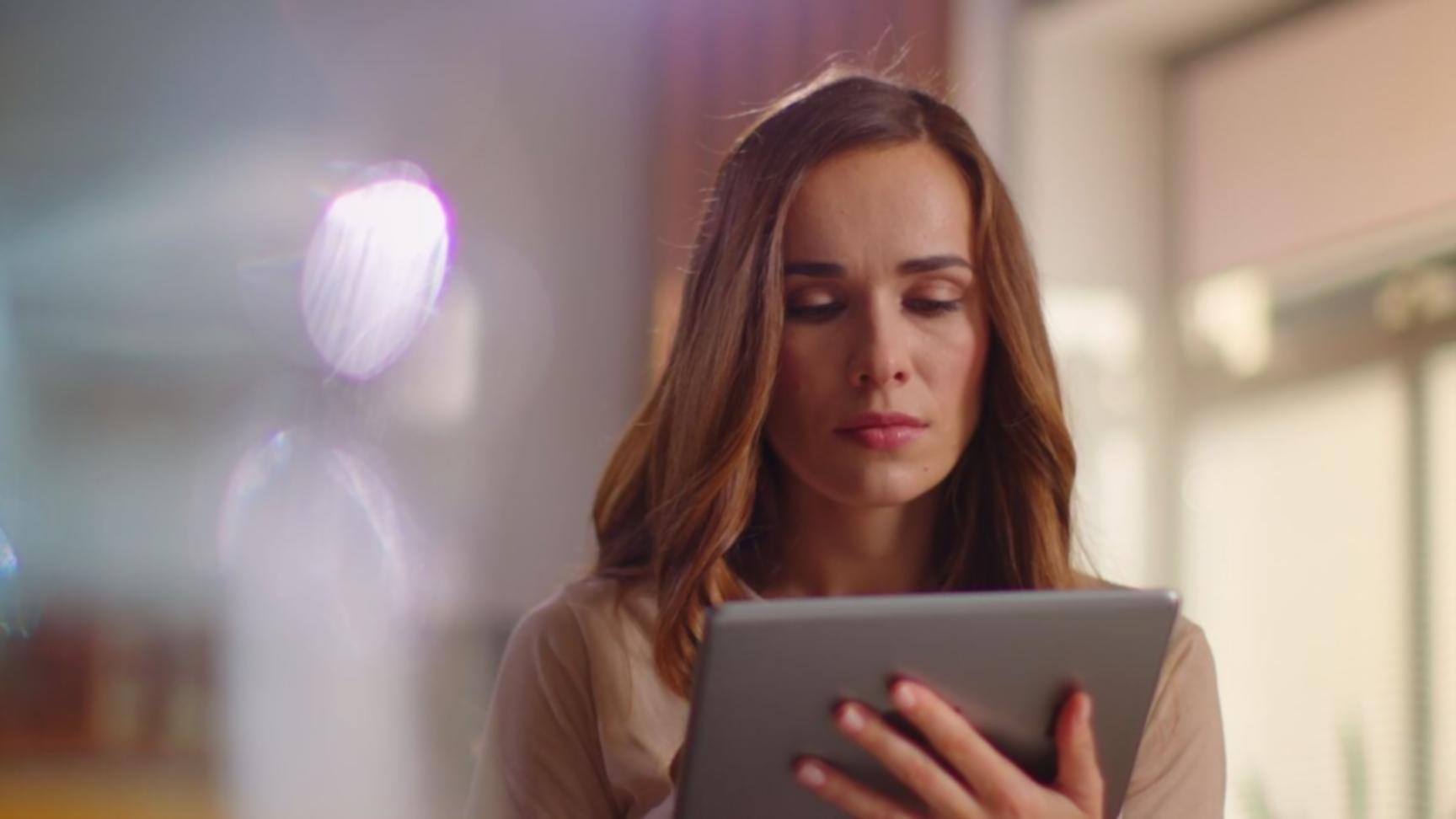 Estudiante aprendiendo finanzas en línea